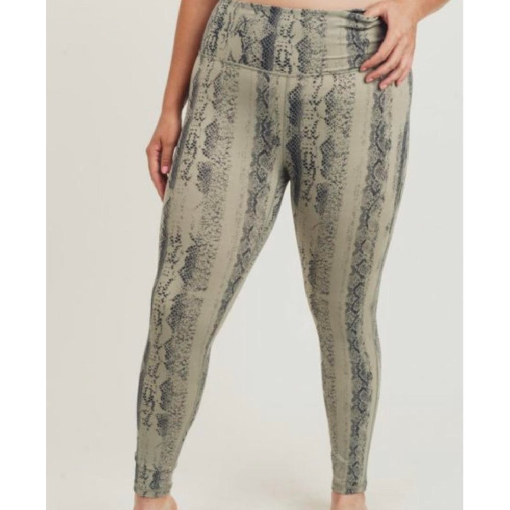 ~PLUS~NWT- Python Print Leggings